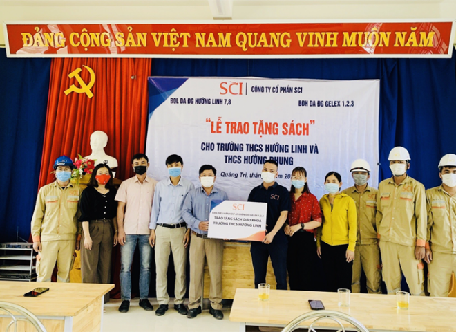 SCI Tặng sách cho học sinh trường THCS Hướng Linh và Hướng Phùng