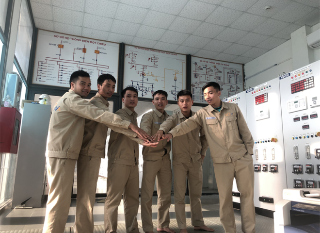 Nhân viên vận hành nhà máy thủy điện Ca Nan